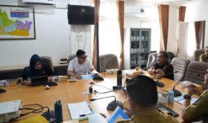 Pimpinan dan anggota Komisi II DPRD Kota Bandung melaksanakan rapat kerja lanjutan bersama Dinas Perdagangan dan Perindustrian (Disdagin), terkait rencana T.A. 2025, di Ruang Rapat Komisi II, Selasa, 11 Februari 2025. Rapat kerja dipimpin oleh Ketua Komisi II, H. Aries Supriyatna, S.H., M.H., serta dihadiri oleh para anggota Komisi II yakni, M. Bagja Jaya Wibawa, S.H., Indri Rindani, dan Sherly Theresia, A.Md., Keb., S.ST., M.A.R.S., M.M., yang mengikuti secara virtual melalui aplikasi zoom. Pada rapat kerja tersebut turut dibahas terkait fenomena yang sempat menjadi viral beberapa waktu lalu, yakni terhambatnya distribusi gas 3 kg, sehingga menyebabkan antrean di masyarakat.