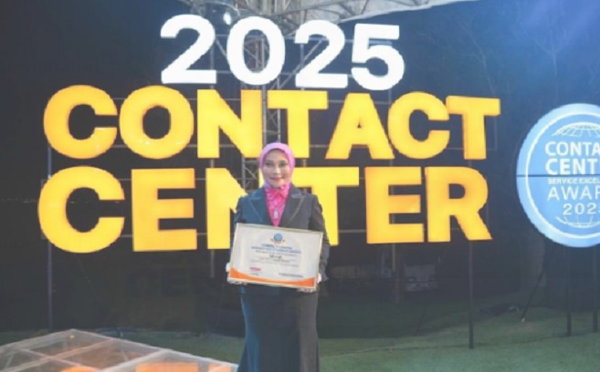 bank bjb kembali menorehkan prestasi gemilang dengan meraih penghargaan dalam ajang Contact Center Service Excellence Award (CCSEA) 2025. Dalam ajang bergengsi ini, bank bjb mendapatkan penghargaan untuk kategori Call Center Regular Banking. Penghargaan tersebut diterima langsung oleh Ibu Nunung Suhartini, Pemimpin Divisi Jaringan dan Layanan bank bjb, dalam acara yang berlangsung di Ayana Resort Jimbaran, Bali, pada 19 Februari 2025. Penghargaan ini menjadi bukti nyata komitmen bank bjb dalam memberikan pelayanan terbaik kepada nasabah. Dengan sistem layanan contact center yang andal, bank bjb terus berupaya menghadirkan solusi cepat dan tepat bagi setiap kebutuhan nasabah. Keberhasilan ini juga mencerminkan dedikasi bank bjb dalam membangun pengalaman pelanggan yang unggul di setiap lini layanan.