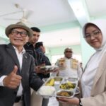 Ketua DPRD Provinsi Jawa Barat, Dr. H. Buky Wibawa, M.Si, bersama Wakil Bupati Bandung Terpilih, Ali Syakieb, menghadiri acara Tasyakur Dapur Makan Bergizi di SPPG Desa Cipagalo Kecamatan Bojongsoang,Kabupaten Bandung, Senin (17/2/2025). Buky mengatakan, persiapan untuk Makan Bergizi Gratis sudah dalam tahapan optimal. Sehingga kebutuhan gizi untuk anak-anak sekolah bisa tercapai dengan baik. "Ini merupakan salah satu langkah terbaik dan membutuhkan anggaran yang tidak sedikit seluruh Jabar perhitungan Badan Gizi Nasional sekitar 41 T," ujar Buky.