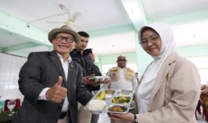 Ketua DPRD Provinsi Jawa Barat, Dr. H. Buky Wibawa, M.Si, bersama Wakil Bupati Bandung Terpilih, Ali Syakieb, menghadiri acara Tasyakur Dapur Makan Bergizi di SPPG Desa Cipagalo Kecamatan Bojongsoang,Kabupaten Bandung, Senin (17/2/2025). Buky mengatakan, persiapan untuk Makan Bergizi Gratis sudah dalam tahapan optimal. Sehingga kebutuhan gizi untuk anak-anak sekolah bisa tercapai dengan baik. "Ini merupakan salah satu langkah terbaik dan membutuhkan anggaran yang tidak sedikit seluruh Jabar perhitungan Badan Gizi Nasional sekitar 41 T," ujar Buky.