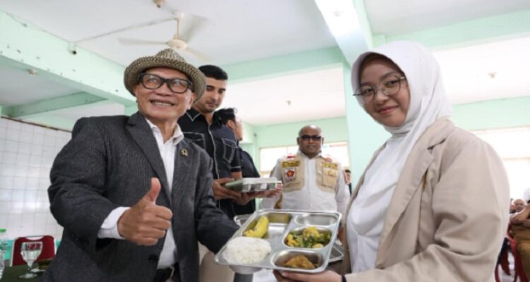 Ketua DPRD Provinsi Jawa Barat, Dr. H. Buky Wibawa, M.Si, bersama Wakil Bupati Bandung Terpilih, Ali Syakieb, menghadiri acara Tasyakur Dapur Makan Bergizi di SPPG Desa Cipagalo Kecamatan Bojongsoang,Kabupaten Bandung, Senin (17/2/2025). Buky mengatakan, persiapan untuk Makan Bergizi Gratis sudah dalam tahapan optimal. Sehingga kebutuhan gizi untuk anak-anak sekolah bisa tercapai dengan baik. "Ini merupakan salah satu langkah terbaik dan membutuhkan anggaran yang tidak sedikit seluruh Jabar perhitungan Badan Gizi Nasional sekitar 41 T," ujar Buky.