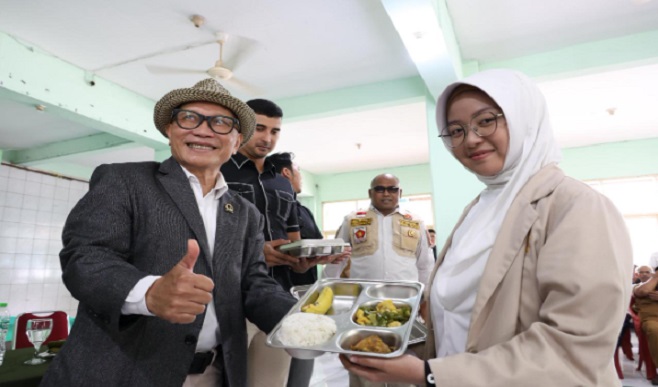 Ketua DPRD Provinsi Jawa Barat, Dr. H. Buky Wibawa, M.Si, bersama Wakil Bupati Bandung Terpilih, Ali Syakieb, menghadiri acara Tasyakur Dapur Makan Bergizi di SPPG Desa Cipagalo Kecamatan Bojongsoang,Kabupaten Bandung, Senin (17/2/2025). Buky mengatakan, persiapan untuk Makan Bergizi Gratis sudah dalam tahapan optimal. Sehingga kebutuhan gizi untuk anak-anak sekolah bisa tercapai dengan baik. "Ini merupakan salah satu langkah terbaik dan membutuhkan anggaran yang tidak sedikit seluruh Jabar perhitungan Badan Gizi Nasional sekitar 41 T," ujar Buky.