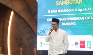 Dinas Pendidikan (Disdik) Kota Bandung gerak cepat (gercep) menangani tindak kekerasan terhadap siswa SMP di Kota Bandung. Dengan sigap tim Satgas Pencegahan dan Penanganan Kekerasan di Satuan Pendidikan (PPKSP) Kota Bandung, Kamis 20 Februari 2025. Untuk diketahui, kronologi tindak kekerasan bermula viralnya sebuah video yang memperlihatkan seorang anak mendapat kekerasan verbal oleh 6 orang pelaku di lahan kosong daerah Sindang Jaya. Laporan masyarakat diterima pada Rabu, 19 Februari 2025 pukul 18.15 WIB. Setelah menerima laporan, Pelaksana Tugas Kepala Dinas Pendidikan Kota Bandung, Dani Nurahman langsung menugaskan tim Satgas PPKSP untuk melakukan penanganan kekerasan terhadap siswa.