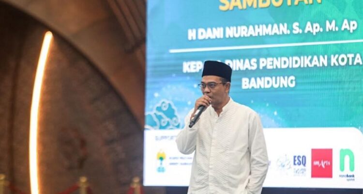 Dinas Pendidikan (Disdik) Kota Bandung gerak cepat (gercep) menangani tindak kekerasan terhadap siswa SMP di Kota Bandung. Dengan sigap tim Satgas Pencegahan dan Penanganan Kekerasan di Satuan Pendidikan (PPKSP) Kota Bandung, Kamis 20 Februari 2025. Untuk diketahui, kronologi tindak kekerasan bermula viralnya sebuah video yang memperlihatkan seorang anak mendapat kekerasan verbal oleh 6 orang pelaku di lahan kosong daerah Sindang Jaya. Laporan masyarakat diterima pada Rabu, 19 Februari 2025 pukul 18.15 WIB. Setelah menerima laporan, Pelaksana Tugas Kepala Dinas Pendidikan Kota Bandung, Dani Nurahman langsung menugaskan tim Satgas PPKSP untuk melakukan penanganan kekerasan terhadap siswa.