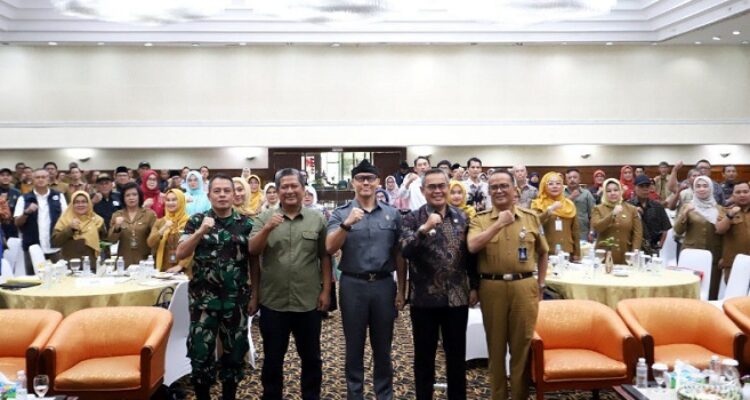 Pimpinan DPRD Kota Bandung, Dr. H. Edwin Senjaya, S.E., M.M., bersama Anggota Komisi IV DPRD Kota Bandung, Elton Agus Marjan, menghadiri Musyawarah Perencanaan Pembangunan (Musrenbang) Kecamatan Bandung Kidul, di Hotel Horison, Bandung, Selasa, 4 Februari 2024. Edwin mengatakan, Musrenbang merupakan kegiatan strategis untuk pembangunan wilayah Kecamatan di Kota Bandung. Selain itu, ia memandang untuk anggaran tahun 2025 pihak kecamatan Bandung Kidul memfokuskan pembangunan fisik.