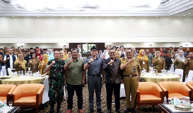 Pimpinan DPRD Kota Bandung, Dr. H. Edwin Senjaya, S.E., M.M., bersama Anggota Komisi IV DPRD Kota Bandung, Elton Agus Marjan, menghadiri Musyawarah Perencanaan Pembangunan (Musrenbang) Kecamatan Bandung Kidul, di Hotel Horison, Bandung, Selasa, 4 Februari 2024. Edwin mengatakan, Musrenbang merupakan kegiatan strategis untuk pembangunan wilayah Kecamatan di Kota Bandung. Selain itu, ia memandang untuk anggaran tahun 2025 pihak kecamatan Bandung Kidul memfokuskan pembangunan fisik.