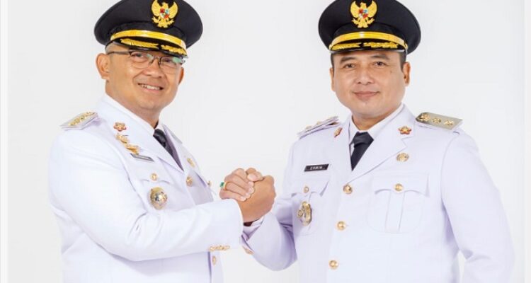 Wali Kota dan Wakil Wali Kota Bandung terpilih periode 2025-2030 Muhammad Farhan dan Erwin akan dilantik besok oleh Presiden Prabowo Subianto di Istana Negara, Jakarta, pada Kamis, 20 Februari 2025. Sebelum pelantikan, Farhan dan Erwin telah menjalani serangkaian persiapan. Pada Minggu, 16 Februari 2025, mereka mengikuti pemeriksaan kesehatan bersama ratusan kepala daerah terpilih lainnya. Kemudian, mereka menjalani gladi kotor dan gladi bersih pelantikan pada Selasa dan Rabu, 18-19 Februari 2025.