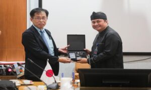 Pemerintah Kota Bandung menerima kunjungan delegasi dari Kota Hamamatsu, Jepang, di Ruang Tata Praja Balai Kota Bandung, Kamis 6 Februari 2025. Kunjungan ini bertujuan untuk membahas kerja sama di bidang pengembangan kapasitas sumber daya manusia (SDM) serta sektor kesehatan dan medis. Anggota Dewan Kota Hamamatsu, Suzuki Hiroyuki menegaskan komitmen Kota Hamamatsu dalam meningkatkan hubungan dengan Bandung, khususnya dalam bidang kesehatan dan pengembangan SDM.