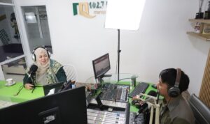 Anggota Komisi II DPRD Kota Bandung, Indri Rindani menghadiri talkshow “Ruang Inspirasi” dengan tema “Peran Komisi II Membangun Bandung,” di radio MQFM Bandung, Senin, 10 Februari 2025. Indri pun menjelaskan berbagai peran yang dilakukan oleh komisi II DPRD Kota Bandung dalam hal pengawasan, penganggaran, hingga legislasi khususnya dalam bidang perekonomian dan keuangan di Kota Bandung.