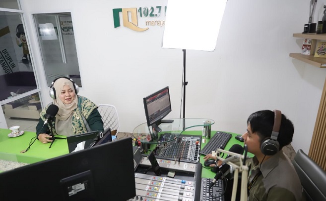 Anggota Komisi II DPRD Kota Bandung, Indri Rindani menghadiri talkshow “Ruang Inspirasi” dengan tema “Peran Komisi II Membangun Bandung,” di radio MQFM Bandung, Senin, 10 Februari 2025. Indri pun menjelaskan berbagai peran yang dilakukan oleh komisi II DPRD Kota Bandung dalam hal pengawasan, penganggaran, hingga legislasi khususnya dalam bidang perekonomian dan keuangan di Kota Bandung.