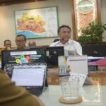 Sekretaris Daerah Provinsi Jawa Barat Herman Suryatman memimpin rapat terkait Percepatan Pengembangan Kawasan Perkotaan Cekungan Bandung (Cekban). Rapat bersama unsur perangkat daerah dan stakeholders terkait berlangsung di kantor Badan Perencanaan Pembangunan Daerah (Bappeda) Jabar, Kota Bandung, Senin (10/2/2025).