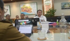 Sekretaris Daerah Provinsi Jawa Barat Herman Suryatman memimpin rapat terkait Percepatan Pengembangan Kawasan Perkotaan Cekungan Bandung (Cekban). Rapat bersama unsur perangkat daerah dan stakeholders terkait berlangsung di kantor Badan Perencanaan Pembangunan Daerah (Bappeda) Jabar, Kota Bandung, Senin (10/2/2025).