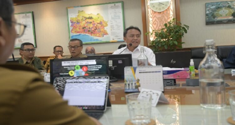 Sekretaris Daerah Provinsi Jawa Barat Herman Suryatman memimpin rapat terkait Percepatan Pengembangan Kawasan Perkotaan Cekungan Bandung (Cekban). Rapat bersama unsur perangkat daerah dan stakeholders terkait berlangsung di kantor Badan Perencanaan Pembangunan Daerah (Bappeda) Jabar, Kota Bandung, Senin (10/2/2025).