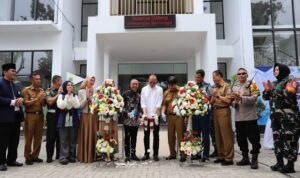 Ketua DPRD Kota Bandung, H. Asep Mulyadi, S.H., berharap pelayanan di tingkat kewilayahan semakin meningkat, terlebih dengan dilakukan revitalisasi sejumlah kantor kecamatan dan kelurahan di Kota Bandung. Hal tersebut, ia sampaikan saat menghadiri Peresmian Gedung Kantor Kecamatan dan Kelurahan Tahun Anggaran 2024, di Kantor Kecamatan Batununggal, di Jalan Venus, Kota Bandung, Selasa, 4 Februari 2025. Pada kesempatan tersebut, gedung kantor yang diresmikan yakni Kecamatan Batununggal, Kecamatan Sukajadi, Kelurahan Cigending, Kelurahan Cigondewah, Kelurahan Cicaheum, Kelurahan Cihapit, Kelurahan Cibaduyut, Kelurahan Kebon Jeruk, Kelurahan Ciumbeuleuit, dan Kelurahan Babakan Tarogong.