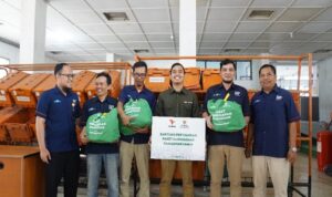 Dalam semangat kebersamaan menyambut bulan suci Ramadan, Badan Amil Zakat Nasional (BAZNAS) Jawa Barat menyalurkan 78 paket munggahan kepada para kurir pos di Jawa Barat. Bantuan berupa sembako ini merupakan hasil kemitraan digital pospay. Dengan adanya paket munggahan ini diharapkan dapat meringankan beban ekonomi para kurir yang menjadi garda terdepan dalam layanan pengiriman. Penyerahan paket munggahan berlangsung pada Selasa (25/2) di Kantor SPP Bandung dengan dihadiri oleh perwakilan BAZNAS Jabar dan manajemen PosIND. Wakil Ketua I BAZNAS Provinsi Jawa Barat, Ir. Rachmat Ari Kusumanto menyampaikan bahwa program ini merupakan bagian dari upaya BAZNAS dalam menghadirkan kebahagiaan bagi masyarakat yang membutuhkan, terutama menjelang Ramadan.