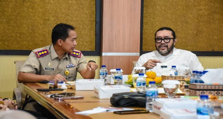 Komisi I DPRD Provinsi Jawa Barat menyoroti permasalahan pencatutan ratusan nama warga dalam penerbitan sertifikat di wilayah perairan laut di daerah Legon Kulon, Kabupaten Subang, Jawa Barat. Koordinator Komisi I sekaligus Wakil Ketua DPRD Provinsi Jawa Barat Ono Surono mengatakan, ratusan hektare wilayah perairan laut di Subang telah bersertifikat dengan status Sertifikat Hak Milik (SHM).