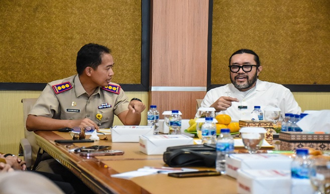 Komisi I DPRD Provinsi Jawa Barat menyoroti permasalahan pencatutan ratusan nama warga dalam penerbitan sertifikat di wilayah perairan laut di daerah Legon Kulon, Kabupaten Subang, Jawa Barat. Koordinator Komisi I sekaligus Wakil Ketua DPRD Provinsi Jawa Barat Ono Surono mengatakan, ratusan hektare wilayah perairan laut di Subang telah bersertifikat dengan status Sertifikat Hak Milik (SHM).