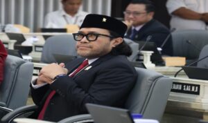 Badan Anggaran (Banggar) DPRD Provinsi Jawa Barat berharap implementasi Instruksi Presiden (Inpres) Nomor 1 Tahun 2025 tentang Efisiensi Belanja dalam Pelaksanaan APBN dan APBD Tahun 2025 di Jabar tidak memangkas pos anggaran untuk program-program yang berhubungan atau yang dirasakan langsung oleh masyarakat, hingga pelayanan publik. “Kita (Badan Anggaran DPRD Jawa Barat) lagi membedah anggaran (APBD 2025). Implementasi Inpres 1/2025 seharusnya tidak berhubungan dengan pelayanan publik dan program-program kerakyatan. Sehingga apa yang terjadi di pemerintah pusat tidak akan terjadi di Jabar,” harap Pimpinan Badan Anggaran DPRD Provinsi Jawa Barat Ono Surono, Kota Bandung, Rabu (19/2/2025).