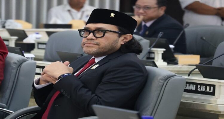 Badan Anggaran (Banggar) DPRD Provinsi Jawa Barat berharap implementasi Instruksi Presiden (Inpres) Nomor 1 Tahun 2025 tentang Efisiensi Belanja dalam Pelaksanaan APBN dan APBD Tahun 2025 di Jabar tidak memangkas pos anggaran untuk program-program yang berhubungan atau yang dirasakan langsung oleh masyarakat, hingga pelayanan publik. “Kita (Badan Anggaran DPRD Jawa Barat) lagi membedah anggaran (APBD 2025). Implementasi Inpres 1/2025 seharusnya tidak berhubungan dengan pelayanan publik dan program-program kerakyatan. Sehingga apa yang terjadi di pemerintah pusat tidak akan terjadi di Jabar,” harap Pimpinan Badan Anggaran DPRD Provinsi Jawa Barat Ono Surono, Kota Bandung, Rabu (19/2/2025).