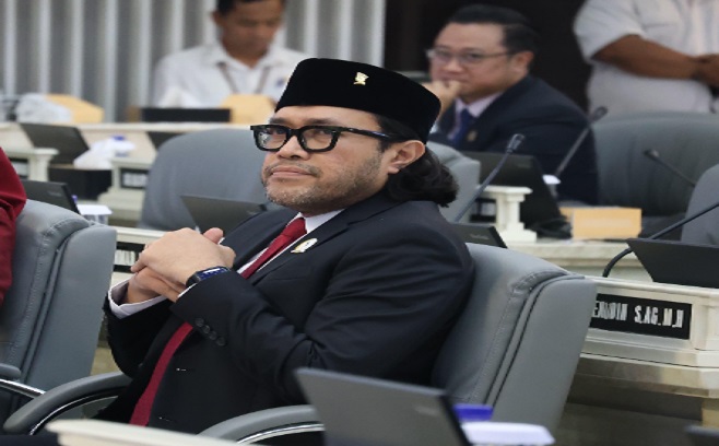 Badan Anggaran (Banggar) DPRD Provinsi Jawa Barat berharap implementasi Instruksi Presiden (Inpres) Nomor 1 Tahun 2025 tentang Efisiensi Belanja dalam Pelaksanaan APBN dan APBD Tahun 2025 di Jabar tidak memangkas pos anggaran untuk program-program yang berhubungan atau yang dirasakan langsung oleh masyarakat, hingga pelayanan publik. “Kita (Badan Anggaran DPRD Jawa Barat) lagi membedah anggaran (APBD 2025). Implementasi Inpres 1/2025 seharusnya tidak berhubungan dengan pelayanan publik dan program-program kerakyatan. Sehingga apa yang terjadi di pemerintah pusat tidak akan terjadi di Jabar,” harap Pimpinan Badan Anggaran DPRD Provinsi Jawa Barat Ono Surono, Kota Bandung, Rabu (19/2/2025).