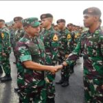 Panglima TNI Jenderal TNI Agus Subiyanto menyambut kedatangan Kontingen Patriot Indonesia yang telah berpartisipasi dalam Parade Perayaan Hari Republik India yang digelar di Kartavya Path, New Delhi, India, bertempat di Apron Halim Perdana Kusuma, Jakarta Timur. Kamis (30/1/2025). Mengawali sambutannya, Panglima TNI mengapresiasi penampilan defile Kontingen Patriot Indonesia dalam perayaan India’s Republic Day Parade 2025 yang turut dihadiri Presiden Republik Indonesia Bapak Prabowo Subianto berjalan aman, lancer dan sukses.