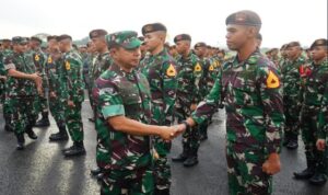 Panglima TNI Jenderal TNI Agus Subiyanto menyambut kedatangan Kontingen Patriot Indonesia yang telah berpartisipasi dalam Parade Perayaan Hari Republik India yang digelar di Kartavya Path, New Delhi, India, bertempat di Apron Halim Perdana Kusuma, Jakarta Timur. Kamis (30/1/2025). Mengawali sambutannya, Panglima TNI mengapresiasi penampilan defile Kontingen Patriot Indonesia dalam perayaan India’s Republic Day Parade 2025 yang turut dihadiri Presiden Republik Indonesia Bapak Prabowo Subianto berjalan aman, lancer dan sukses.