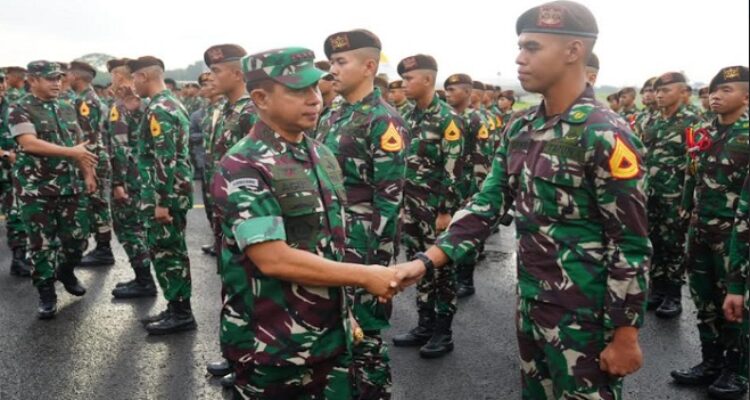 Panglima TNI Jenderal TNI Agus Subiyanto menyambut kedatangan Kontingen Patriot Indonesia yang telah berpartisipasi dalam Parade Perayaan Hari Republik India yang digelar di Kartavya Path, New Delhi, India, bertempat di Apron Halim Perdana Kusuma, Jakarta Timur. Kamis (30/1/2025). Mengawali sambutannya, Panglima TNI mengapresiasi penampilan defile Kontingen Patriot Indonesia dalam perayaan India’s Republic Day Parade 2025 yang turut dihadiri Presiden Republik Indonesia Bapak Prabowo Subianto berjalan aman, lancer dan sukses.