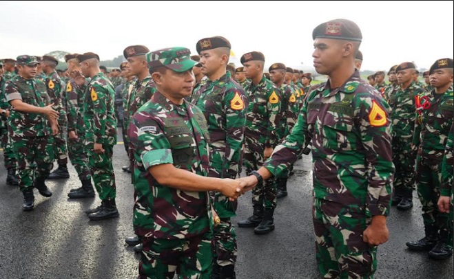 Panglima TNI Jenderal TNI Agus Subiyanto menyambut kedatangan Kontingen Patriot Indonesia yang telah berpartisipasi dalam Parade Perayaan Hari Republik India yang digelar di Kartavya Path, New Delhi, India, bertempat di Apron Halim Perdana Kusuma, Jakarta Timur. Kamis (30/1/2025). Mengawali sambutannya, Panglima TNI mengapresiasi penampilan defile Kontingen Patriot Indonesia dalam perayaan India’s Republic Day Parade 2025 yang turut dihadiri Presiden Republik Indonesia Bapak Prabowo Subianto berjalan aman, lancer dan sukses.