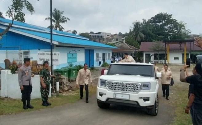 Pangdam III/Siliwangi, Mayjen TNI Dadang Arif Abdurahman, S.E., M.Si., CHRMP., selaku Panglima Komando Tugas Gabungan Terpadu (Pangkogasgabpad), memimpin operasi pengamanan dalam rangka kunjungan kerja Presiden Republik Indonesia, Prabowo Subianto, di Bogor, Senin (10/02/2025). Presiden Prabowo meninjau pelaksanaan program Makan Bergizi Gratis di SDN Kedung Jaya 1 serta aktifitas dapur Satuan Pelayanan Pemenuhan Gizi (SPPG) Tanah Sareal.