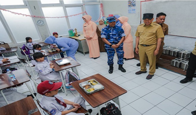 Pemerintah Kota (Pemkot) Bandung terus berupaya meningkatkan kualitas pendidikan dan kesejahteraan siswa melalui berbagai program strategis. Dalam Sharing Session bersama Dinas Pendidikan Kota Bandung, Penjabat (Pj) Wali Kota Bandung, A. Koswara, menyoroti pentingnya evaluasi terhadap implementasi Program Makan Bergizi Gratis (MBG) di Kota Bandung. Sejak diluncurkan pada Januari 2025, Program Makan Bergizi Gratis (MBG) telah berjalan di sembilan kecamatan yang terdiri dari 1 TK, 35 SD dan 11 SMP dengan total 24.749 peserta didik selama periode Januari.