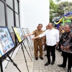 Penjabat Wali Kota Bandung, A. Koswara meresmikan sejumlah kantor pelayanan publik di kewilayahan tahun anggaran 2024 ini terdiri dari 2 kantor kecamatan dan 8 kantor kelurahan. Harapannya, pelayanan publik bisa semakin prima. "Skala Kota Bandung ini, keberadaan camat dan lurah sangat penting. Untuk pelayanan itu harus mempunyai infrastruktur pemerintahan yang layak. Ini bukti keseriusan kita memberikan pelayanan," ujar Koswara pada acara persemian kantor kelurahan dan kecamatan, di Kantor Kecamatan Batununggal, Selasa 4 Februari 2025.