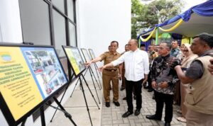 Penjabat Wali Kota Bandung, A. Koswara meresmikan sejumlah kantor pelayanan publik di kewilayahan tahun anggaran 2024 ini terdiri dari 2 kantor kecamatan dan 8 kantor kelurahan. Harapannya, pelayanan publik bisa semakin prima. "Skala Kota Bandung ini, keberadaan camat dan lurah sangat penting. Untuk pelayanan itu harus mempunyai infrastruktur pemerintahan yang layak. Ini bukti keseriusan kita memberikan pelayanan," ujar Koswara pada acara persemian kantor kelurahan dan kecamatan, di Kantor Kecamatan Batununggal, Selasa 4 Februari 2025.