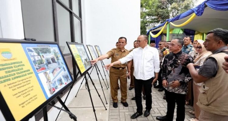 Penjabat Wali Kota Bandung, A. Koswara meresmikan sejumlah kantor pelayanan publik di kewilayahan tahun anggaran 2024 ini terdiri dari 2 kantor kecamatan dan 8 kantor kelurahan. Harapannya, pelayanan publik bisa semakin prima. "Skala Kota Bandung ini, keberadaan camat dan lurah sangat penting. Untuk pelayanan itu harus mempunyai infrastruktur pemerintahan yang layak. Ini bukti keseriusan kita memberikan pelayanan," ujar Koswara pada acara persemian kantor kelurahan dan kecamatan, di Kantor Kecamatan Batununggal, Selasa 4 Februari 2025.