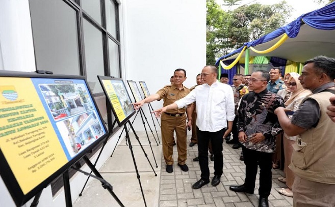 Penjabat Wali Kota Bandung, A. Koswara meresmikan sejumlah kantor pelayanan publik di kewilayahan tahun anggaran 2024 ini terdiri dari 2 kantor kecamatan dan 8 kantor kelurahan. Harapannya, pelayanan publik bisa semakin prima. "Skala Kota Bandung ini, keberadaan camat dan lurah sangat penting. Untuk pelayanan itu harus mempunyai infrastruktur pemerintahan yang layak. Ini bukti keseriusan kita memberikan pelayanan," ujar Koswara pada acara persemian kantor kelurahan dan kecamatan, di Kantor Kecamatan Batununggal, Selasa 4 Februari 2025.