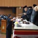 DPRD Kota Bandung bersama Pemerintah Kota Bandung siap membahas Raperda tentang Perubahan Atas Peraturan Daerah Kota Bandung Nomor 1 Tahun 2024 tentang Pajak Daerah dan Retribusi Daerah. Keputusan ini disepakati dalam rapat paripurna yang digelar di Gedung DPRD Kota Bandung, Rabu, 12 Februari 2025 malam. Rapat paripurna ini dipimpin oleh Wakil Ketua II DPRD Kota Bandung Dr. H. Edwin Senjaya, S.E., M.M., didampingi Wakil Ketua I DPRD Kota Bandung, Toni Wijaya, S.E., S.H., Wakil Ketua III DPRD Kota Bandung Rieke Suryaningsih, S.H., serta Ketua DPRD Kota Bandung H. Asep Mulyadi, S.H., melalui telenconference. Sementara Anggota DPRD Kota Bandung yang hadir baik langsung maupun teleconference telah memenuhi kuorum. Adapun dari Pemerintah Kota Bandung hadir Pj Wali Kota Bandung A. Koswara beserta jajaran pejabat struktural. Dalam rapat paripurna Edwin Senjaya menjelaskan, persetujuan yang telah diberikan oleh forum rapat paripurna ini dituangkan dalam Keputusan DPRD Tentang Persetujuan Terhadap Pengajuan satu buah Raperda Kota Bandung di Luar Propemperda Tahun 2025.