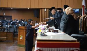 DPRD Kota Bandung bersama Pemerintah Kota Bandung siap membahas Raperda tentang Perubahan Atas Peraturan Daerah Kota Bandung Nomor 1 Tahun 2024 tentang Pajak Daerah dan Retribusi Daerah. Keputusan ini disepakati dalam rapat paripurna yang digelar di Gedung DPRD Kota Bandung, Rabu, 12 Februari 2025 malam. Rapat paripurna ini dipimpin oleh Wakil Ketua II DPRD Kota Bandung Dr. H. Edwin Senjaya, S.E., M.M., didampingi Wakil Ketua I DPRD Kota Bandung, Toni Wijaya, S.E., S.H., Wakil Ketua III DPRD Kota Bandung Rieke Suryaningsih, S.H., serta Ketua DPRD Kota Bandung H. Asep Mulyadi, S.H., melalui telenconference. Sementara Anggota DPRD Kota Bandung yang hadir baik langsung maupun teleconference telah memenuhi kuorum. Adapun dari Pemerintah Kota Bandung hadir Pj Wali Kota Bandung A. Koswara beserta jajaran pejabat struktural. Dalam rapat paripurna Edwin Senjaya menjelaskan, persetujuan yang telah diberikan oleh forum rapat paripurna ini dituangkan dalam Keputusan DPRD Tentang Persetujuan Terhadap Pengajuan satu buah Raperda Kota Bandung di Luar Propemperda Tahun 2025.