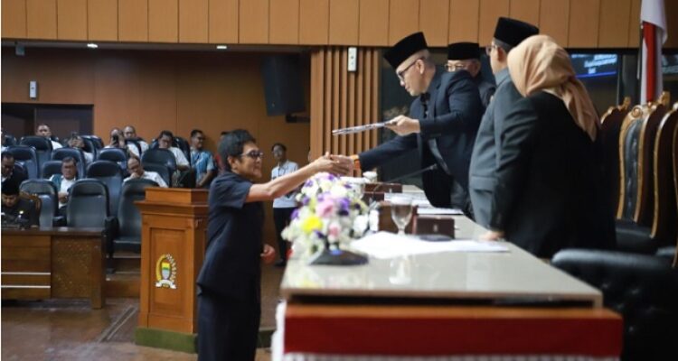 DPRD Kota Bandung bersama Pemerintah Kota Bandung siap membahas Raperda tentang Perubahan Atas Peraturan Daerah Kota Bandung Nomor 1 Tahun 2024 tentang Pajak Daerah dan Retribusi Daerah. Keputusan ini disepakati dalam rapat paripurna yang digelar di Gedung DPRD Kota Bandung, Rabu, 12 Februari 2025 malam. Rapat paripurna ini dipimpin oleh Wakil Ketua II DPRD Kota Bandung Dr. H. Edwin Senjaya, S.E., M.M., didampingi Wakil Ketua I DPRD Kota Bandung, Toni Wijaya, S.E., S.H., Wakil Ketua III DPRD Kota Bandung Rieke Suryaningsih, S.H., serta Ketua DPRD Kota Bandung H. Asep Mulyadi, S.H., melalui telenconference. Sementara Anggota DPRD Kota Bandung yang hadir baik langsung maupun teleconference telah memenuhi kuorum. Adapun dari Pemerintah Kota Bandung hadir Pj Wali Kota Bandung A. Koswara beserta jajaran pejabat struktural. Dalam rapat paripurna Edwin Senjaya menjelaskan, persetujuan yang telah diberikan oleh forum rapat paripurna ini dituangkan dalam Keputusan DPRD Tentang Persetujuan Terhadap Pengajuan satu buah Raperda Kota Bandung di Luar Propemperda Tahun 2025.