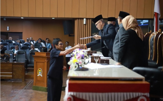 DPRD Kota Bandung bersama Pemerintah Kota Bandung siap membahas Raperda tentang Perubahan Atas Peraturan Daerah Kota Bandung Nomor 1 Tahun 2024 tentang Pajak Daerah dan Retribusi Daerah. Keputusan ini disepakati dalam rapat paripurna yang digelar di Gedung DPRD Kota Bandung, Rabu, 12 Februari 2025 malam. Rapat paripurna ini dipimpin oleh Wakil Ketua II DPRD Kota Bandung Dr. H. Edwin Senjaya, S.E., M.M., didampingi Wakil Ketua I DPRD Kota Bandung, Toni Wijaya, S.E., S.H., Wakil Ketua III DPRD Kota Bandung Rieke Suryaningsih, S.H., serta Ketua DPRD Kota Bandung H. Asep Mulyadi, S.H., melalui telenconference. Sementara Anggota DPRD Kota Bandung yang hadir baik langsung maupun teleconference telah memenuhi kuorum. Adapun dari Pemerintah Kota Bandung hadir Pj Wali Kota Bandung A. Koswara beserta jajaran pejabat struktural. Dalam rapat paripurna Edwin Senjaya menjelaskan, persetujuan yang telah diberikan oleh forum rapat paripurna ini dituangkan dalam Keputusan DPRD Tentang Persetujuan Terhadap Pengajuan satu buah Raperda Kota Bandung di Luar Propemperda Tahun 2025.