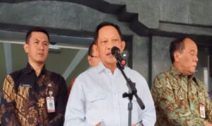 Menteri Dalam Negeri Tito Karnavian memastikan jadwal pelantikan kepala daerah yang semula diagendakan pada 6 Februari 2025 ditunda. Tito mengatakan pemerintah akan segera menjadwalkan ulang pelantikan para kepala daerah terpilih. "(Pelantikan) tanggal 6 Februari kita batalkan. Dan kemudian kita (jadwalkan ulang) secepat mungkin melakukan pelantikan," kata Tito dalam konferensi pers di Kementerian Dalam Negeri pada Jumat, 31 Januari 2025