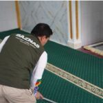 Dalam rangka menciptakan kenyamanan beribadah bagi umat Muslim, BAZNAS Jawa Barat berkolaborasi dengan LAZ Sedekahku Percikan Iman melalui program Masjid Bersinar (Bersih, Indah, dan Rapi). Program ini dilaksanakan di Masjid Al-Hikmah, Kecamatan Banjaran, Kabupaten Bandung. Sebagai bagian dari upaya meningkatkan kualitas fasilitas ibadah, program Masjid Bersinar tidak hanya berfokus pada kebersihan fisik masjid, tetapi juga meningkatkan kenyamanan jamaah dalam menjalankan ibadah termasuk memberikan bantuan Al-Quran bagi para santri. Kegiatan ini berlangsung dengan penuh semangat gotong royong dari BAZNAS Jabar dan LAZ Sedekahku Percikan Iman.