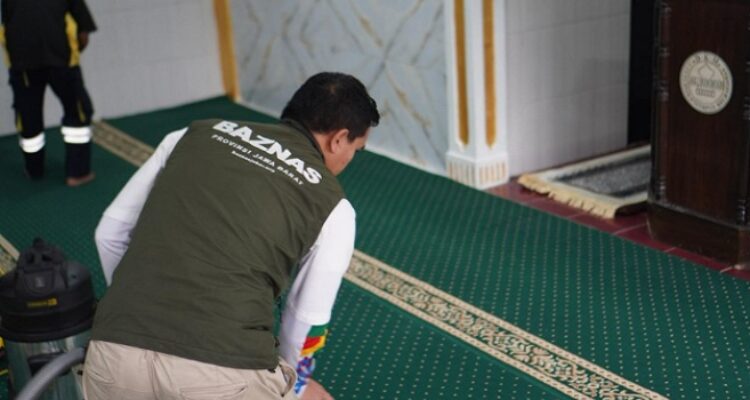 Dalam rangka menciptakan kenyamanan beribadah bagi umat Muslim, BAZNAS Jawa Barat berkolaborasi dengan LAZ Sedekahku Percikan Iman melalui program Masjid Bersinar (Bersih, Indah, dan Rapi). Program ini dilaksanakan di Masjid Al-Hikmah, Kecamatan Banjaran, Kabupaten Bandung. Sebagai bagian dari upaya meningkatkan kualitas fasilitas ibadah, program Masjid Bersinar tidak hanya berfokus pada kebersihan fisik masjid, tetapi juga meningkatkan kenyamanan jamaah dalam menjalankan ibadah termasuk memberikan bantuan Al-Quran bagi para santri. Kegiatan ini berlangsung dengan penuh semangat gotong royong dari BAZNAS Jabar dan LAZ Sedekahku Percikan Iman.