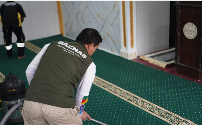 Dalam rangka menciptakan kenyamanan beribadah bagi umat Muslim, BAZNAS Jawa Barat berkolaborasi dengan LAZ Sedekahku Percikan Iman melalui program Masjid Bersinar (Bersih, Indah, dan Rapi). Program ini dilaksanakan di Masjid Al-Hikmah, Kecamatan Banjaran, Kabupaten Bandung. Sebagai bagian dari upaya meningkatkan kualitas fasilitas ibadah, program Masjid Bersinar tidak hanya berfokus pada kebersihan fisik masjid, tetapi juga meningkatkan kenyamanan jamaah dalam menjalankan ibadah termasuk memberikan bantuan Al-Quran bagi para santri. Kegiatan ini berlangsung dengan penuh semangat gotong royong dari BAZNAS Jabar dan LAZ Sedekahku Percikan Iman.