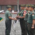 Pangdam III/Siliwangi, Mayjen TNI Dadang Arif Abdurahman, S.E., M.Si., CHRMP., menyerahkan 48 Unit Ransus 4X4 Maung MV3 Tangguh untuk mendukung operasional satuan. Kegiatan berlangsung di Lapangan Upacara Makodam III/Slw, Senin (10/03/2025). Ransus Maung MV3 merupakan hasil dari Industri Pertahanan Dalam Negeri yang di produksi oleh PT. Pindad. Pemerintah melalui Kemenhan memberikan dukungan Ransus Maung MV3 terhadap TNI AD untuk kendaraan operasional para Wadanyon dan Danramil.