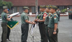 Pangdam III/Siliwangi, Mayjen TNI Dadang Arif Abdurahman, S.E., M.Si., CHRMP., menyerahkan 48 Unit Ransus 4X4 Maung MV3 Tangguh untuk mendukung operasional satuan. Kegiatan berlangsung di Lapangan Upacara Makodam III/Slw, Senin (10/03/2025). Ransus Maung MV3 merupakan hasil dari Industri Pertahanan Dalam Negeri yang di produksi oleh PT. Pindad. Pemerintah melalui Kemenhan memberikan dukungan Ransus Maung MV3 terhadap TNI AD untuk kendaraan operasional para Wadanyon dan Danramil.