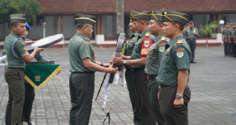 Pangdam III/Siliwangi, Mayjen TNI Dadang Arif Abdurahman, S.E., M.Si., CHRMP., menyerahkan 48 Unit Ransus 4X4 Maung MV3 Tangguh untuk mendukung operasional satuan. Kegiatan berlangsung di Lapangan Upacara Makodam III/Slw, Senin (10/03/2025). Ransus Maung MV3 merupakan hasil dari Industri Pertahanan Dalam Negeri yang di produksi oleh PT. Pindad. Pemerintah melalui Kemenhan memberikan dukungan Ransus Maung MV3 terhadap TNI AD untuk kendaraan operasional para Wadanyon dan Danramil.