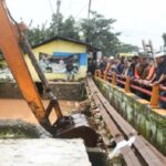 Sekretaris Daerah (Sekda) Provinsi Jawa Barat, Herman Suryatman, meninjau langsung lokasi banjir di Kecamatan Cimanggung, Kabupaten Sumedang, Minggu (16/3/2025). Dalam peninjauannya, ia menegaskan pentingnya identifikasi penyebab banjir agar kejadian serupa dapat dicegah di masa mendatang. "Kecamatan Cimanggung ini, terdapat empat desa terdampak dengan total sekitar 575 kepala keluarga atau lebih dari 2.000 jiwa. Kami melakukan pengecekan, dan sesuai arahan Pak Gubernur, hal utama yang harus dilakukan adalah mengidentifikasi penyebab dan menangani akar masalahnya," ujar Herman.