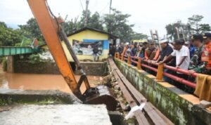 Sekretaris Daerah (Sekda) Provinsi Jawa Barat, Herman Suryatman, meninjau langsung lokasi banjir di Kecamatan Cimanggung, Kabupaten Sumedang, Minggu (16/3/2025). Dalam peninjauannya, ia menegaskan pentingnya identifikasi penyebab banjir agar kejadian serupa dapat dicegah di masa mendatang. "Kecamatan Cimanggung ini, terdapat empat desa terdampak dengan total sekitar 575 kepala keluarga atau lebih dari 2.000 jiwa. Kami melakukan pengecekan, dan sesuai arahan Pak Gubernur, hal utama yang harus dilakukan adalah mengidentifikasi penyebab dan menangani akar masalahnya," ujar Herman.