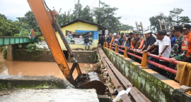 Sekretaris Daerah (Sekda) Provinsi Jawa Barat, Herman Suryatman, meninjau langsung lokasi banjir di Kecamatan Cimanggung, Kabupaten Sumedang, Minggu (16/3/2025). Dalam peninjauannya, ia menegaskan pentingnya identifikasi penyebab banjir agar kejadian serupa dapat dicegah di masa mendatang. "Kecamatan Cimanggung ini, terdapat empat desa terdampak dengan total sekitar 575 kepala keluarga atau lebih dari 2.000 jiwa. Kami melakukan pengecekan, dan sesuai arahan Pak Gubernur, hal utama yang harus dilakukan adalah mengidentifikasi penyebab dan menangani akar masalahnya," ujar Herman.