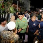 Wali Kota Bandung, Muhammad Farhan, meninjau warga terdampak bencana di RW 03, Kelurahan Babakan Ciamis, Minggu 16 Maret 2025. Di wilayah ini, banjir menyebabkan tiga rumah mengalami kerusakan akibat tergerus aliran sungai, mengingat bangunan tersebut berada di dekat daerah aliran sungai (DAS). Dalam kunjungannya, Farhan meminta jajarannya untuk segera menangani dan membantu warga terdampak.