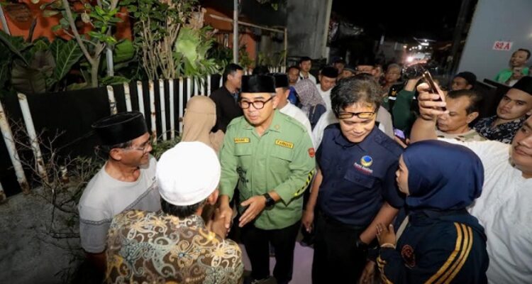 Wali Kota Bandung, Muhammad Farhan, meninjau warga terdampak bencana di RW 03, Kelurahan Babakan Ciamis, Minggu 16 Maret 2025. Di wilayah ini, banjir menyebabkan tiga rumah mengalami kerusakan akibat tergerus aliran sungai, mengingat bangunan tersebut berada di dekat daerah aliran sungai (DAS). Dalam kunjungannya, Farhan meminta jajarannya untuk segera menangani dan membantu warga terdampak.